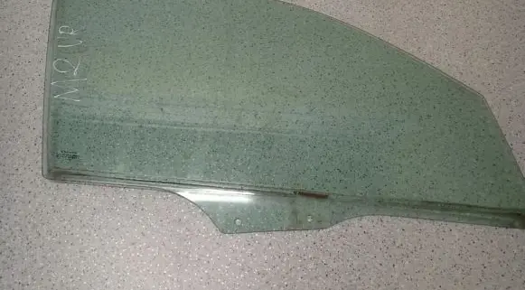 Mazda 2 Sliding door window/glass 