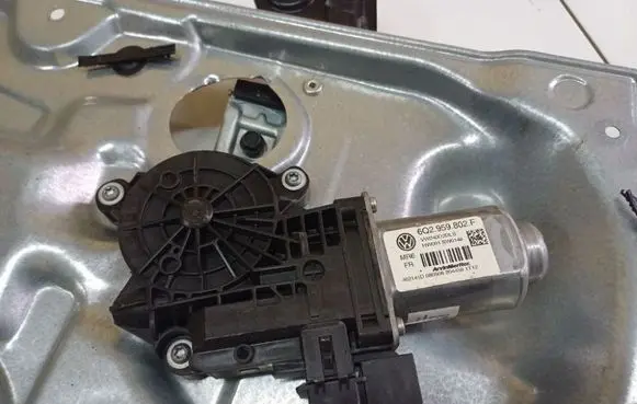 Volkswagen Polo IV 9N3 Front door window regulator motor 6Q2959802F