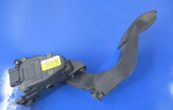 Volkswagen PASSAT B5 Accelerator throttle pedal 8D1723523H