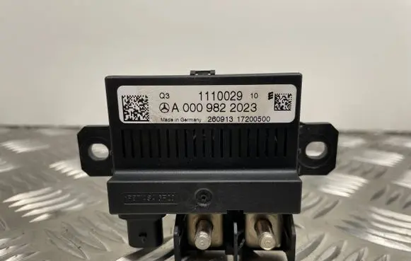 Mercedes-Benz C W204 Charging relay A0009822023