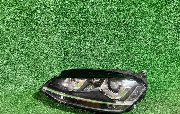 Volkswagen Golf VII Headlight/headlamp
