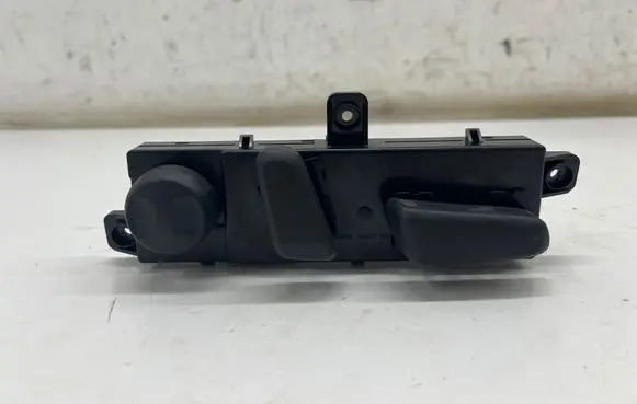 Hyundai Kona I Seat control switch 