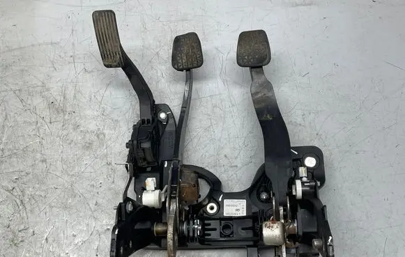 Opel Astra J Pedal assembly 13252183
