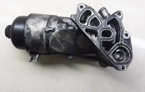 Citroen C4 I Oil filter mounting bracket