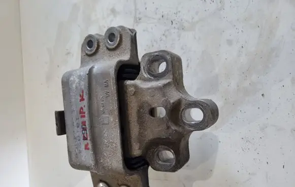 Volkswagen PASSAT B6 Engine mount bracket 3C0199555