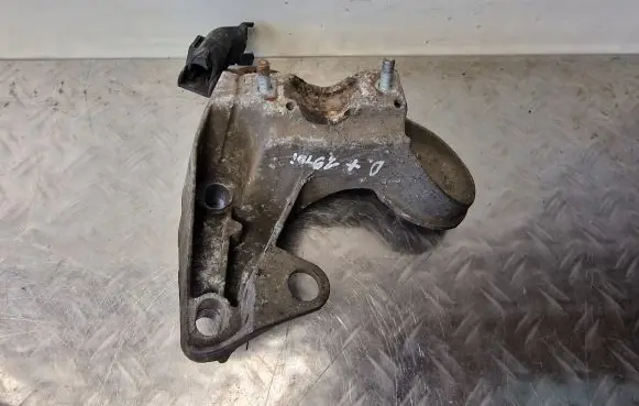 Volkswagen PASSAT B5.5 Engine mounting bracket 8E0199352D