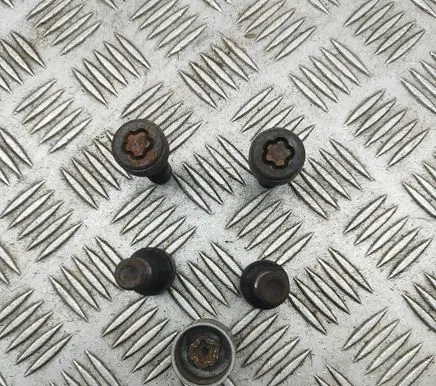 BMW X4 G02 Anti-theft wheel nuts and lock 2453961