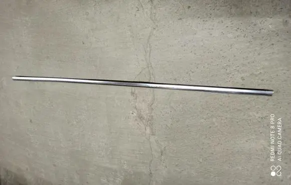 Volkswagen Touareg I Front door glass trim molding 