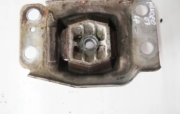 Ford Mondeo MK IV Engine mount bracket
