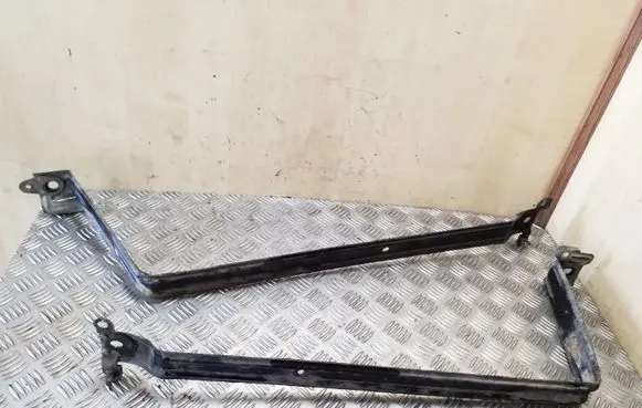 Fuel tank mounting bracket