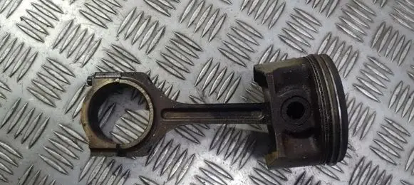 Hyundai Trajet Piston with connecting rod