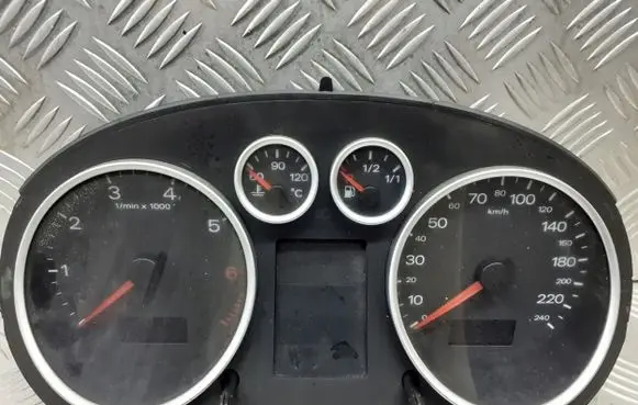 Audi A2 Speedometer (instrument cluster) 8Z0820901