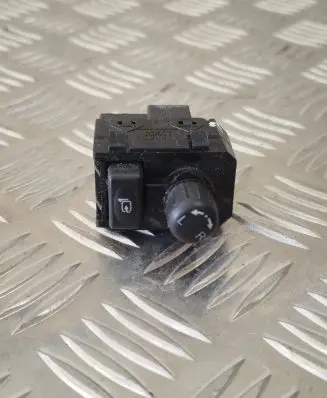 Nissan Leaf I (ZE0) Wing mirror switch 5Y23SD