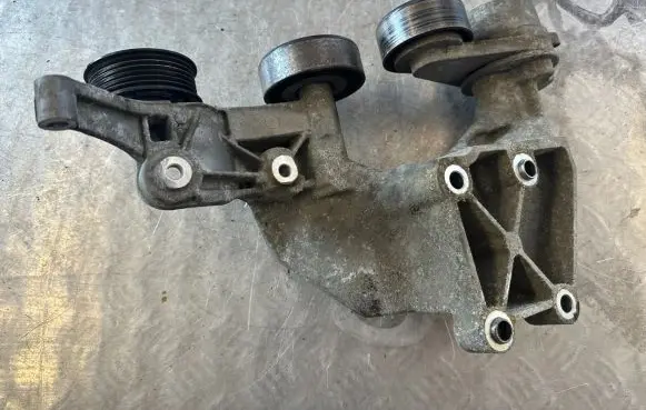 Hyundai Santa Fe Generator/alternator bracket 