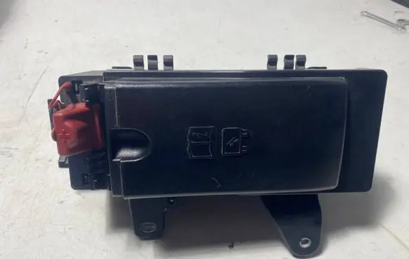 Jaguar XE Fuse module GX7314A076AA T4N11779 LX7314A073DA