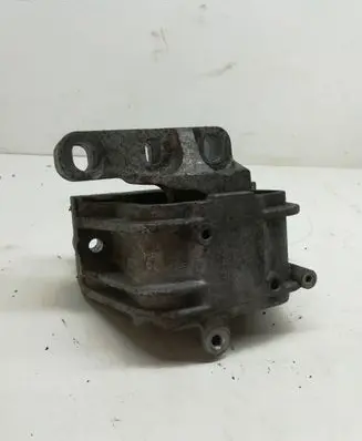 Volkswagen PASSAT B6 Engine mount bracket 1K0199262