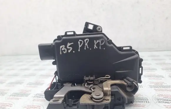Volkswagen PASSAT B5 Front door lock 837013H