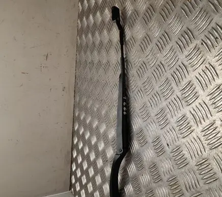 Rear wiper blade arm