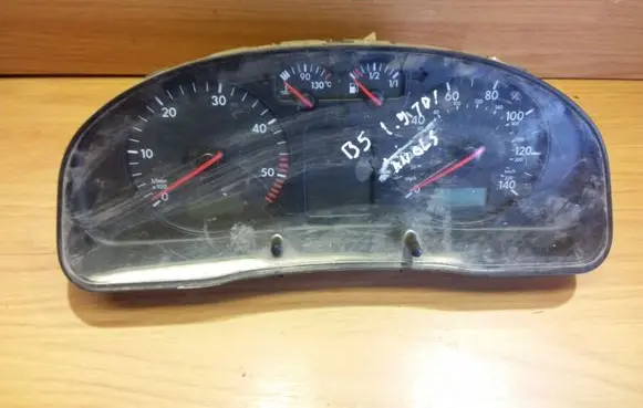 Volkswagen PASSAT B5 Speedometer (instrument cluster) 88311245