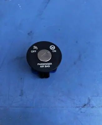 Passenger airbag on/off switch