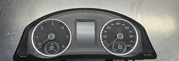 Volkswagen Tiguan Speedometer (instrument cluster) 5N0920883E