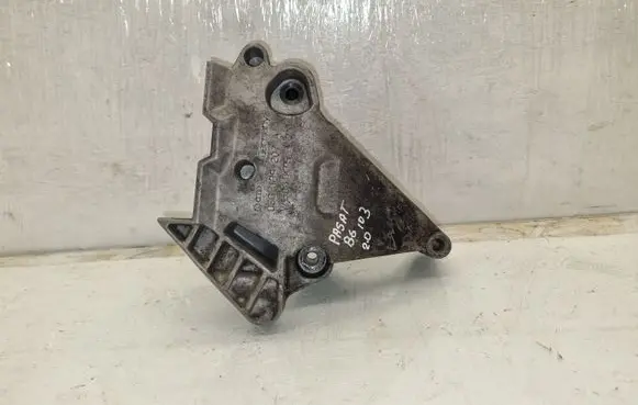 Volkswagen PASSAT B6 Engine mounting bracket 03G199207A