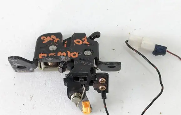 Mazda Demio Tailgate/trunk/boot lock/catch/latch D20462310A