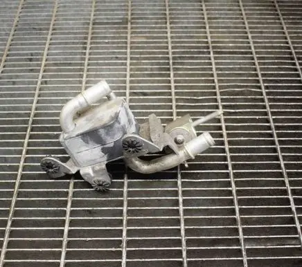 Chevrolet Volt I Engine oil radiator 25937422