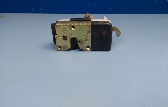 Citroen C8 Front door lock 9135L4