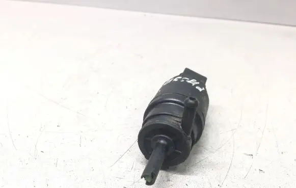 Volkswagen PASSAT B4 Windscreen/windshield washer pump 1H5955651