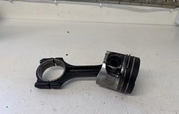 Opel Vivaro Piston with connecting rod 