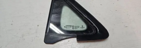 Chrysler Pacifica Front triangle window/glass 68370634AA