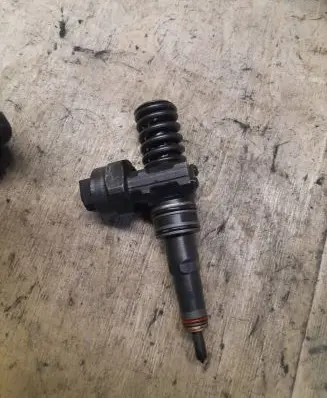 Seat Alhambra (Mk1) Fuel injector 038130073F
