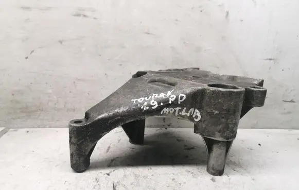 Volkswagen Touran I Engine mounting bracket 03G199207G