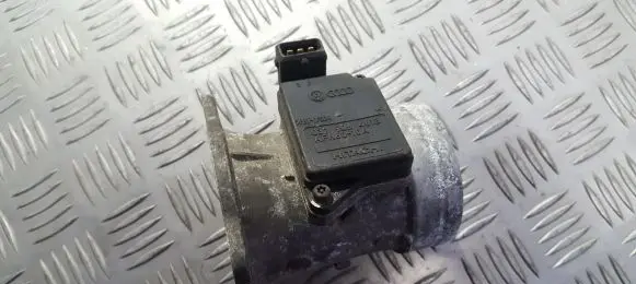 Audi A4 S4 B5 8D Mass air flow meter 037906461b afh60-10a