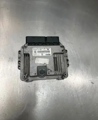 Hyundai i30 Engine control unit/module 0281017213 391142A412 1039S44690