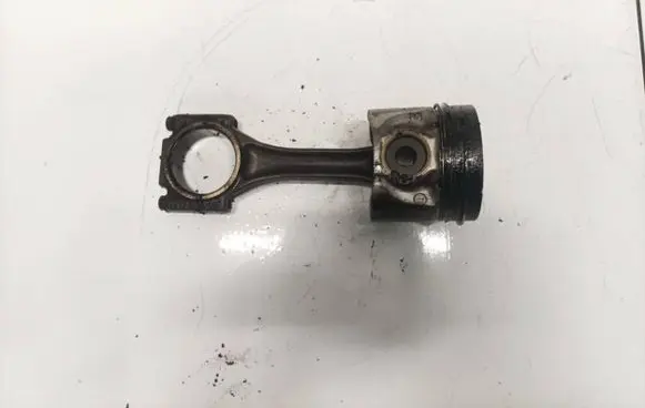 Volkswagen Golf IV Piston with connecting rod