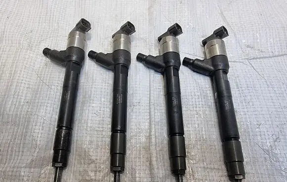 Opel Astra J Fuel injector 55578075