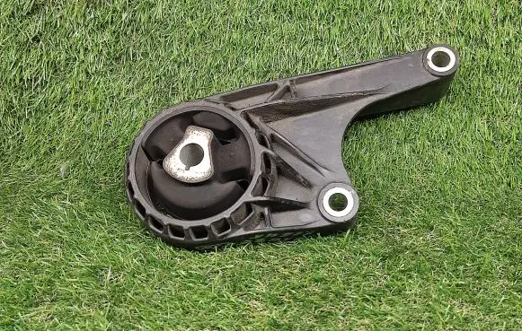 Chevrolet Cruze Engine mount bracket 13248607