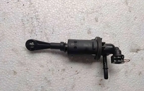 Peugeot 3008 I Clutch slave cylinder 