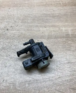 Volkswagen PASSAT B5.5 Vacuum valve 1J0906283A