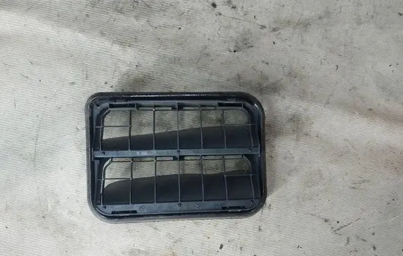 Quarter panel pressure vent