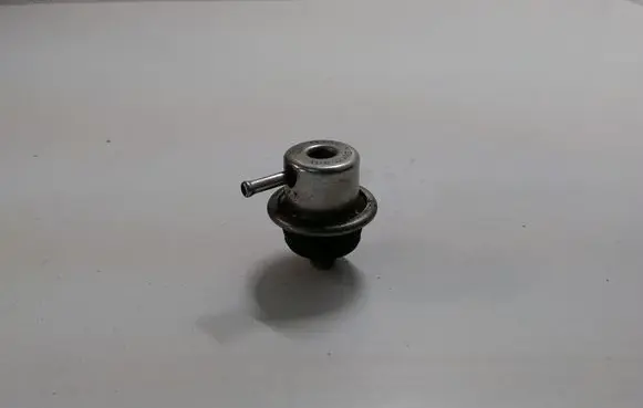 Volkswagen Golf IV Fuel pressure regulator 037133035C 0280160557