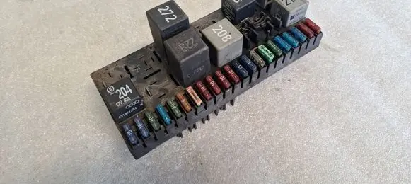 Audi 80 90 S2 B4 Fuse module 443941822B