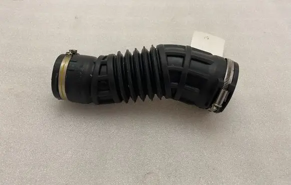 Maserati Levante Turbo air intake inlet pipe/hose 670105376