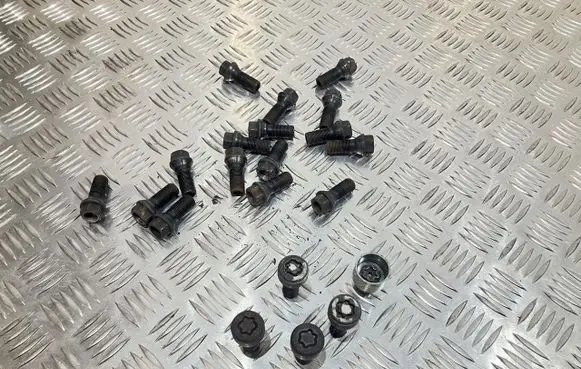 BMW 2 F22 F23 Anti-theft wheel nuts and lock TM16293