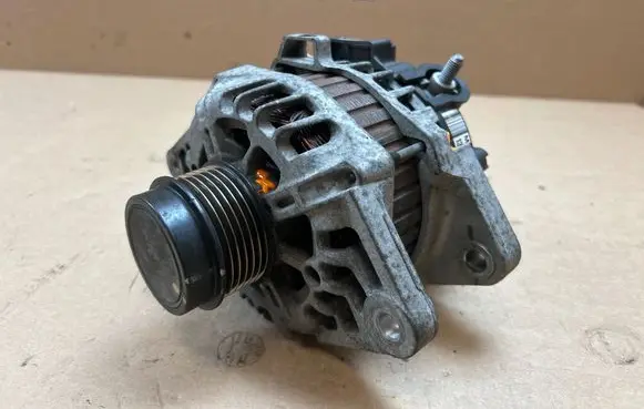 Hyundai i30 Generator/alternator 373002B710