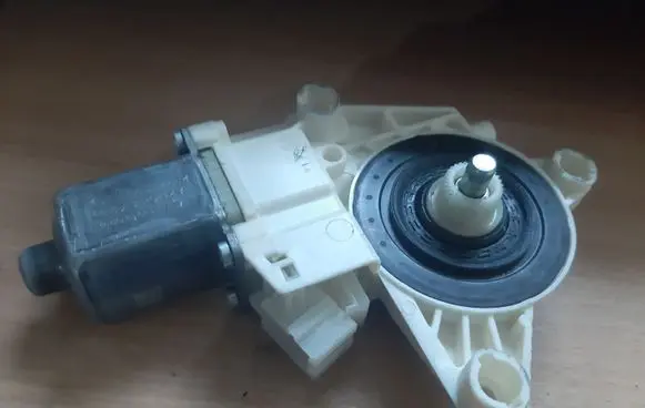 Mercedes-Benz C W204 Front door window regulator motor A2048200242