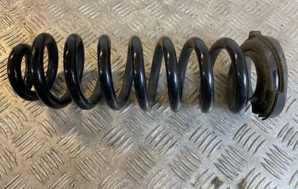 Mercedes-Benz C W205 Rear coil spring