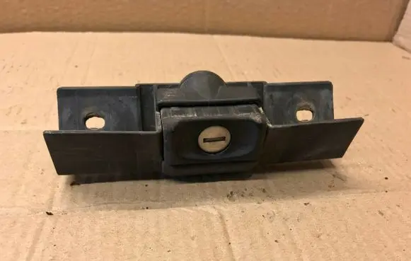 Volkswagen Jetta II Tailgate exterior lock 165827571